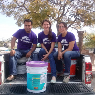 Freiwillige in Mexico auf der Ladefläche eines Autos