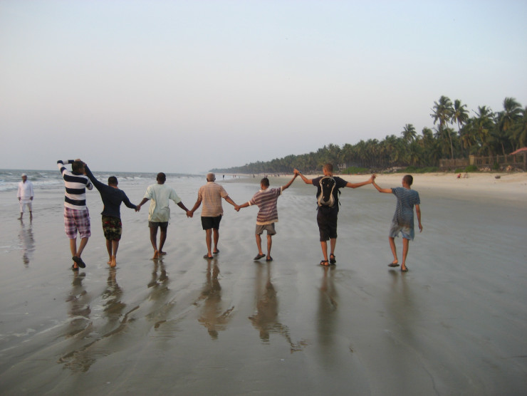 Freiwillige und Kinder am Strand, Hand in Hand, Pondicherry, Indien
