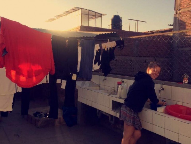 FW beim Waesche waschen Casa Verde Arequipa