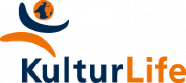 Kultur Life logo, springende Figur mit Weltkugel als Kopf, lächeln
