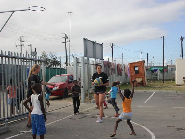 weltwaerts Freiwillige spielen Basketball mit kleinen Kindern in Südafrika - Sport und Bildungsprojekt von SAVE