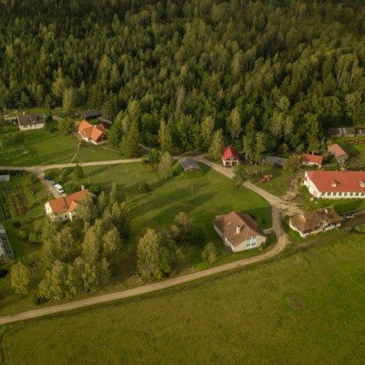 Pahkla Camphilli Küla, Estland, Bild vom Hof von oben, komprimiert