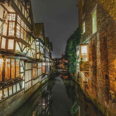 alte fachwerkhaeuser fluss nacht kent