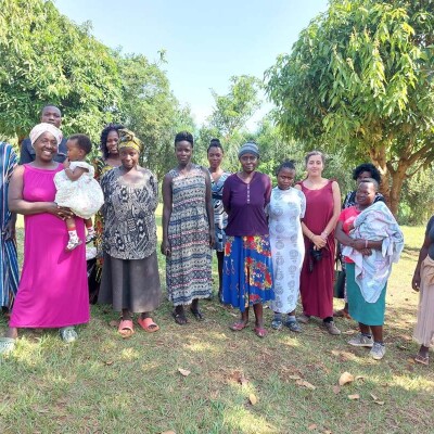 frauenprojekt uganda teilnehmende unter baeumen gruppenbild