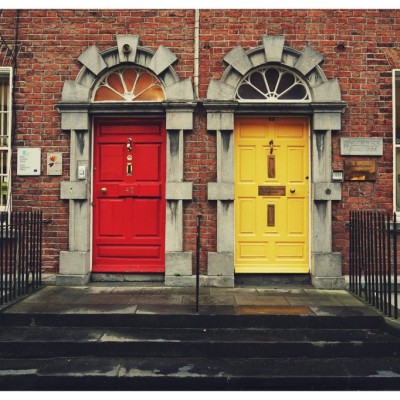 rote und gelbe haustuer in backsteinfassade.irland