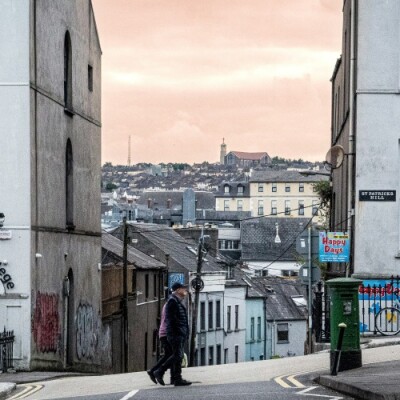 strassenszene mit ausblick auf kirche in cork irland