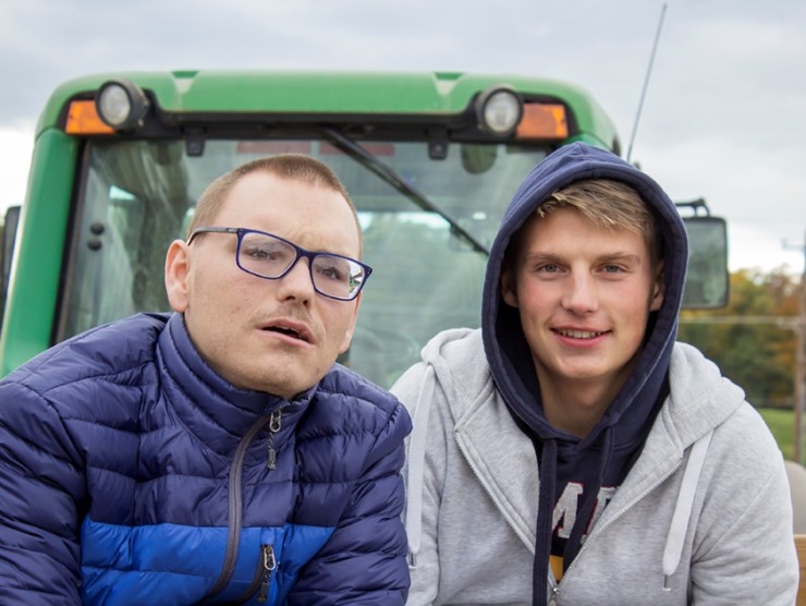 Beaver Farm Menschen vor Traktor