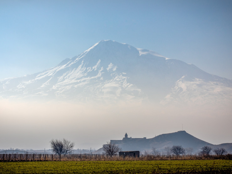 schneebedeckter Berg Ararat überragt ein Dorf