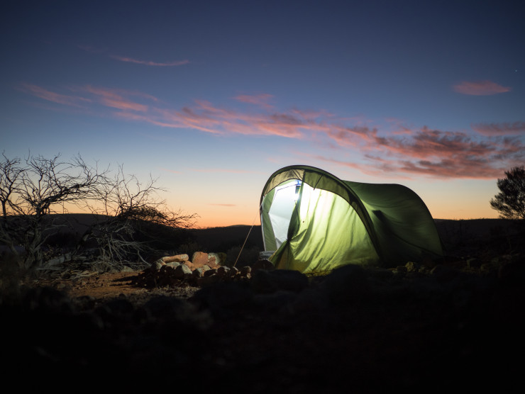 Beleuchtetes Zelt im australischen Outback. 
