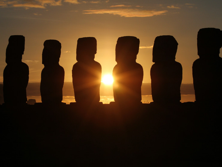 Steinfiguren auf den Osterinseln im Sonnenuntergang