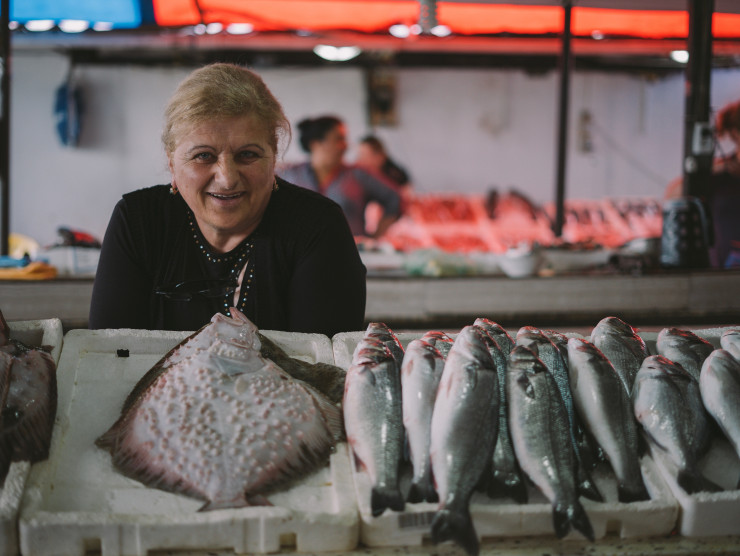 Verkäuferin auf dem Fischmarkt