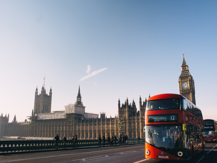 Doppeldeckerbus auf der Westminster Bridge und Parlamentsgebäude