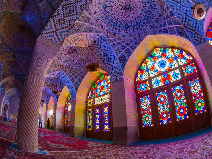 Mosaike und bunte Fenster in einer Moschee