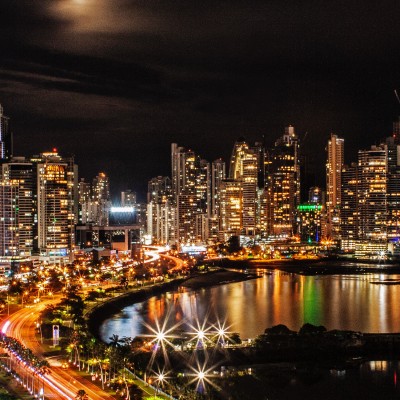 erleuchtetes Panorama von Panama-Stadt 