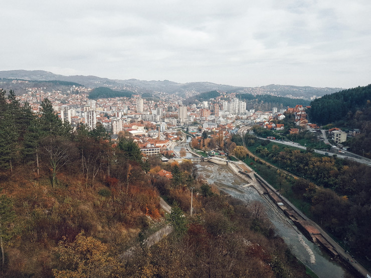 Blick auf eine serbische Stadt