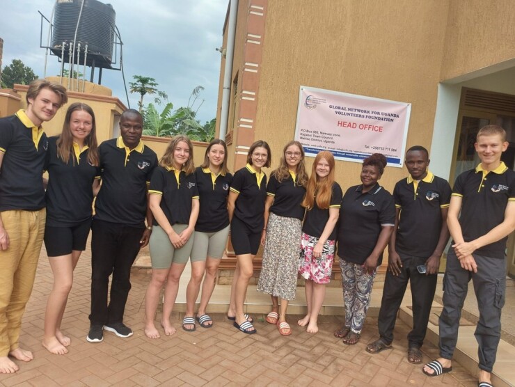 freiwillige global network uganda hauptbuero gruppenfoto