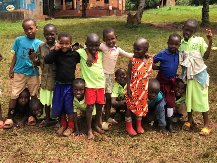 kindergruppe uganda schulhof lachend und spielend