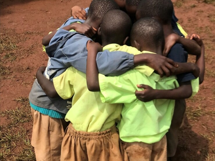 umarmung schulkinder uganda zusammenhalt und freundschaft