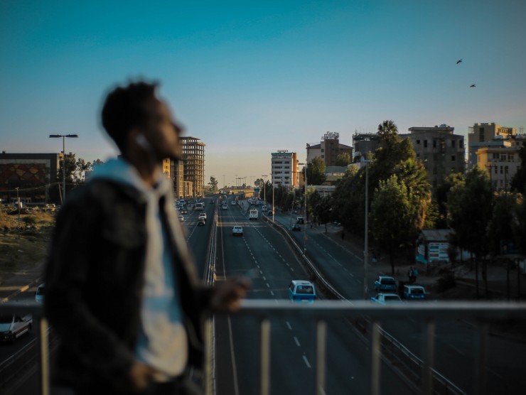 Junger Mann auf einer Brücke in Addis Abeba