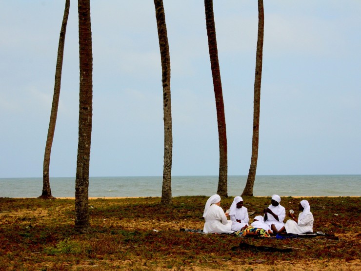 Eine Gruppe Frauen sitzt am Meer