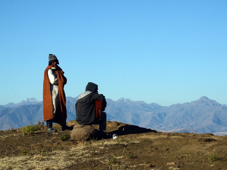 Zwei Männer überblicken die Berglandschaft